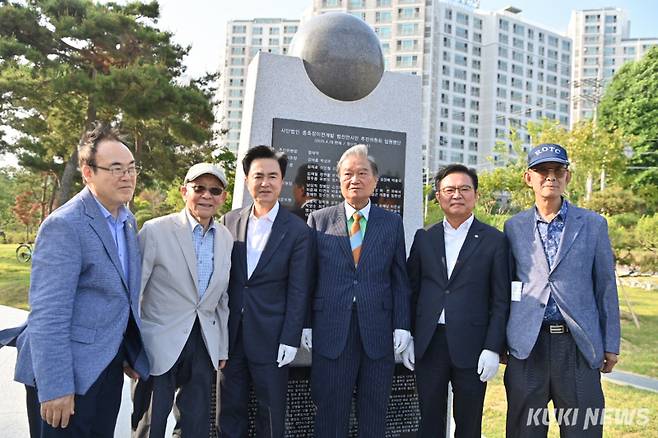 김태흠 충남지사(왼쪽 3번째)가 9일 천안 국가산업단지 유치 기념탑 준공식에 참석해 김석필 천안시장 권한대행(오른쪽 2번째) 등과 기념촬영을 하고 있다.&nbsp;