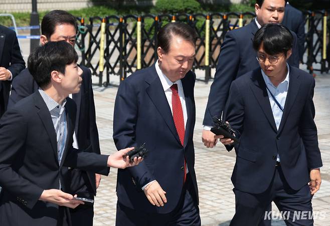 윤석열 전 대통령이 26일 서울 서초구 서울중앙지방법원에서 열린 내란 우두머리 혐의·직권남용 권리행사 방해 혐의 사건 5차 공판에 출석하고 있다. 사진공동취재단