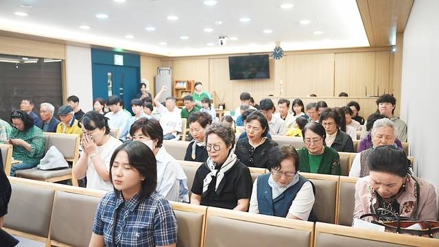 수영로교회와 좋은나무교회 성도들이 8일 부산 기장군 좋은나무교회에서 함께 예배드리고 있다. 수영로교회 제공