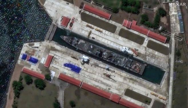 미국 민간 위성기업 막사테크놀로지스가 지난 8일(현지시간) 북한 북동부 러시아 접경지역인 나선경제특구 나진항을 촬영한 위성사진. CNN은 9일 북한에서 지난달 21일 진수식 도중 좌초된 5000t급 구축함”이리고 보도했다. AFP연합뉴스
