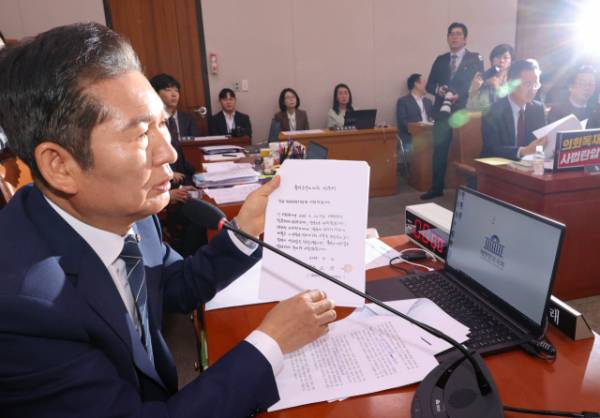 14일 서울 여의도 국회에서 열린 법원조직법·공직선거법·헌법재판소 등을 심사하는 법제사법위원회 전체회의에서 더불어민주당 소속 정청래 위원장이 대법관들의 불출석 사유서를 보여주고 있다. 연합뉴스