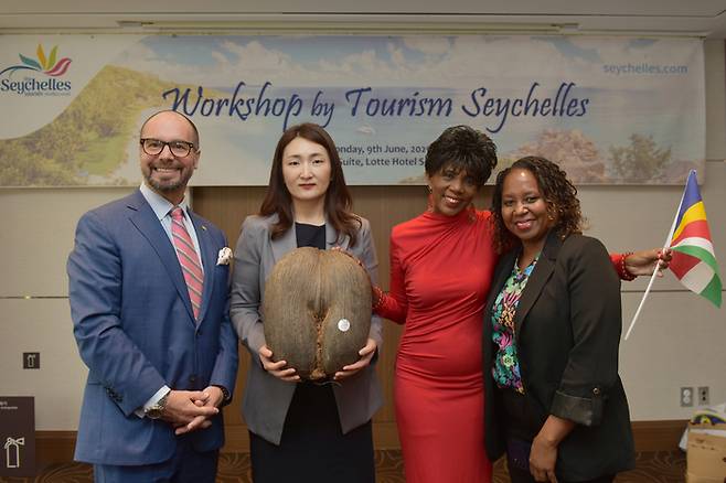 (왼쪽부터) 스티븐 스테파닉 래플스 세이셸 총지배인, 김빛남 전 세이셸관광국 한국사무소장, 아미아 조바노빅-데지르, 싸이드 무사드 매니저.  /사진= 세이셸 관광국