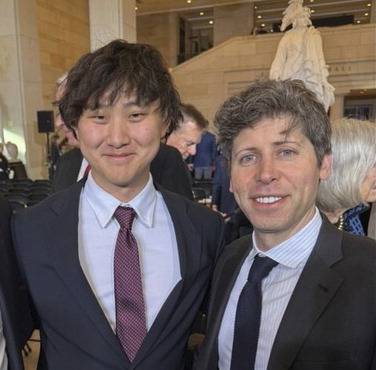 지난 1월 도널드 트럼프 미국 대통령 취임식장에서 알렉산더 왕 스케일AI 최고경영자(CEO·왼쪽)가  샘 올트먼 오픈AI CEO와 함께 사진을 찍고 있다. 알렉산더 왕 SNS 캡처