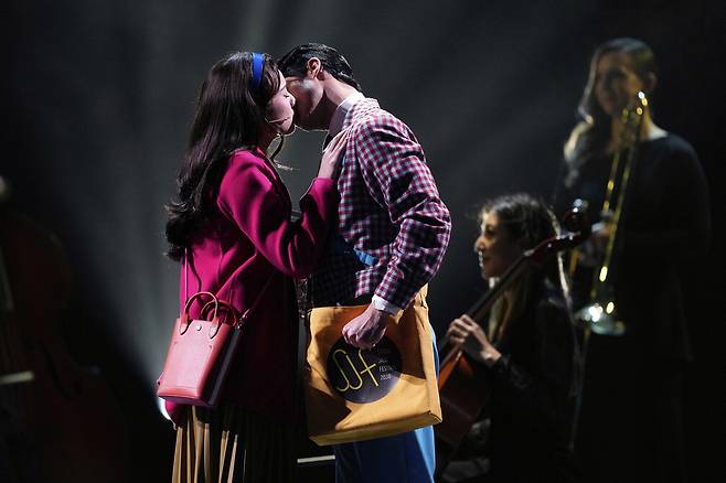 뮤지컬 '어쩌면 해피엔딩'에서 구형이 된 헬퍼봇 클레어(헬렌 J 선·왼쪽)와 올리버(대런 크리스)가 사랑을 확인한 후 입을 맞추고 있다.  NHN링크