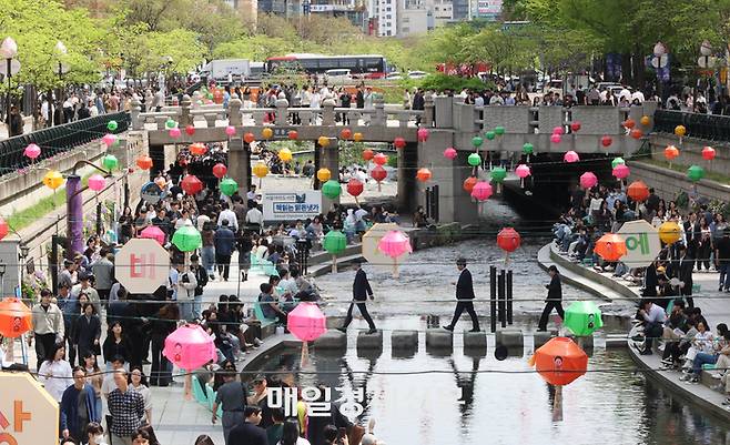 청계천을 찾은 직장인 시민들과 관광객들이 책을 보며 휴식을 취하고 있다. 2025.04.23[이충우 기자]