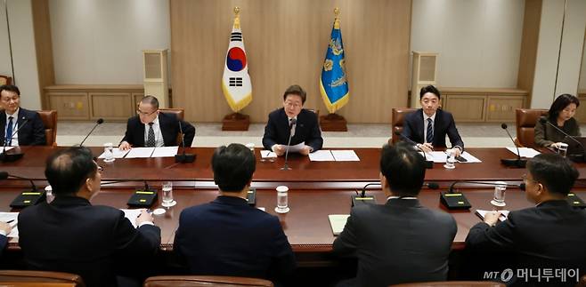 [서울=뉴시스] 최진석 기자 = 이재명 대통령이 4일 서울 용산 대통령실 청사에서 '비상경제점검 태스크포스(TF) 회의'를 주재하고 있다. (대통령실통신사진기자단) 2025.06.04.
