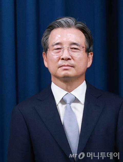 [서울=뉴시스] 고범준 기자 = 강훈식 비서실장이 6일 서울 용산구 대통령실 브리핑룸에서 1차 인선 브리핑을 진행했다. 이날 인선 발표 브리핑에 참석한 김용범 정책실장. 2025.06.06. bjko@newsis.com /사진=고범준