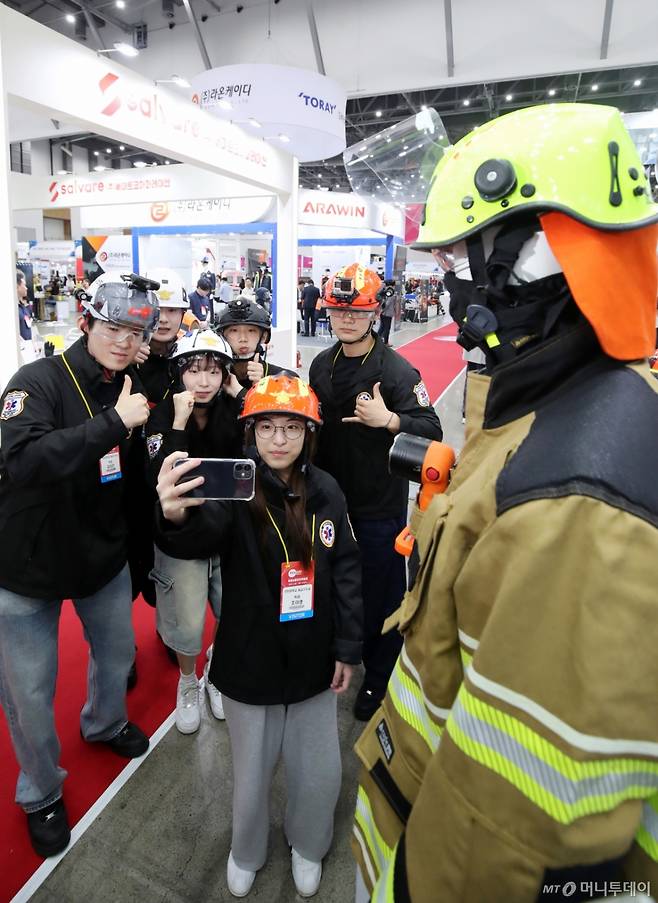 (대구=뉴스1) 공정식 기자 = 28일 대구 북구 엑스코(EXCO)에서 개막한 '2025 국제소방안전박람회'를 찾은 포항 선린대학교 응급구조과 학생들이 다양한 헬멧을 착용하며 기념촬영을 하고 있다.  국내 최대 규모의 소방·안전 산업 전문 전시회인 국제소방안전박람회는 올해 21회째를 맞아 400여 개 기업이 역대 최대 규모인 1500여 부스 규모로 참가한다. 전시는 30일까지 계속된다. 2025.5.28/뉴스1  Copyright (C) 뉴스1. All rights reserved. 무단 전재 및 재배포,  AI학습 이용 금지. /사진=(대구=뉴스1) 공정식 기자