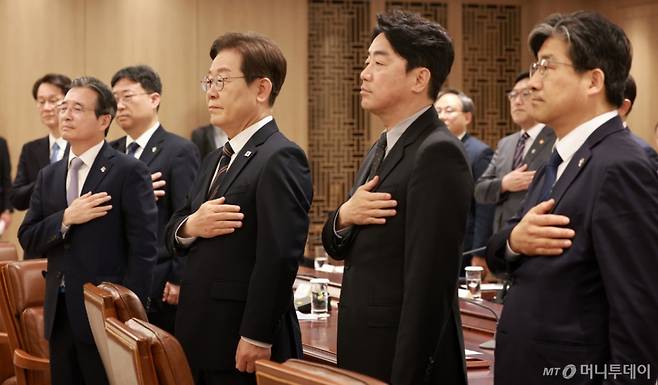 [서울=뉴시스] 고범준 기자 = 이재명 대통령이 9일 서울 용산구 대통령실 청사에서 열린 2차 비상경제점검 태스크포스(TF)회의에서 국기에 경례를 하고 있다. 2025.06.09. bjko@newsis.com /사진=고범준