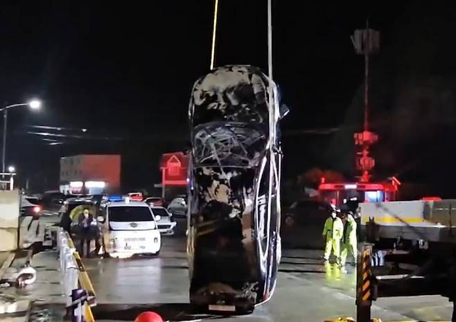 목포해경이 지난 2일 진도군 진도항에서 일가족 4명이 탑승했던 차량을 인양하고 있다/사진=목포해경 제공, 뉴스1 /사진=(진도=뉴스1) 박지현 기자