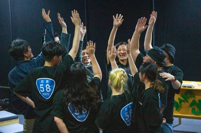 극단 '58번국도' 단원들이 화이팅을 외치고 있다./사진제공=58번국도