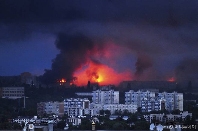 [하르키우=AP/뉴시스] 지난 7일(현지 시간) 우크라이나 하르키우의 한 주거 지역에서 러시아 미사일 공습으로 불길과 연기가 솟아오르고 있다. 러시아군이 하르키우를 드론과 미사일로 공격해 최소 3명이 숨지고 21명이 부상한 것으로 전해졌다. 2025.06.09.