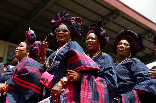 나이지리아 오군주에서 이주부 민족 문화 정체성을 강화하는 오주데오바 축제가 개최됐다. 사진은 지난 8일(현지시각) 오주데오바 축제에서 요루바 부족의 이제부 문화 여성들이 춤을 추고 있는 모습. /사진=로이터