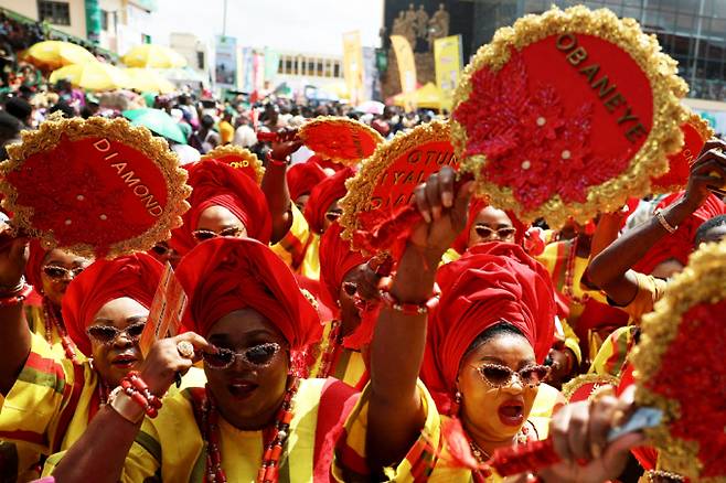 나이지리아 오군주에서 이주부 민족 문화 정체성을 강화하는 오주데오바 축제가 개최됐다. 사진은 지난 8일(현지시각) 오주데오바 축제에서 전통 의상을 입은 여성들이 축제를 즐기고 있는 모습. /사진=로이터