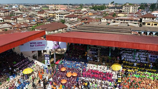 나이지리아 오군주에서 이주부 민족 문화 정체성을 강화하는 오주데오바 축제가 개최됐다. 사진은 지난 8일(현지시각) 오주데오바 축제에서 전통의상을 입은 행사 참가자들의 모습. /사진=로이터