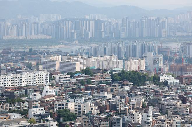 서울 아파트 경매 매각가율이 96.5%로 3년 만에 최고를 기록한 가운데 매각률은 여전히 40% 수준에 그친 것으로 나타났다. 사진은 서울 남산에서 바라본 아파트 단지. /사진=뉴시스