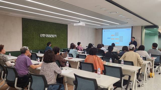 지난달 22일 서울 노원구 ‘신한 연금라운지 노원’에서 열린 신한은행의 ‘현명한 상속을 위한 유언대용신탁 설명회’에서 참석자들이 강의를 듣고 있다. 신한은행 제공