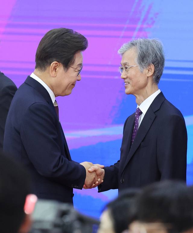 대통령 - 대법원장 ‘악수’  : 이재명 대통령이 지난 4일 국회에서 열린 제21대 대통령 취임선서식에서 조희대 대법원장과 악수를 하고 있다.  연합뉴스