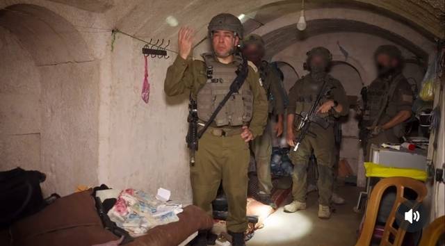 8일 이스라엘군이 가자지구 남부 최대규모 종합병원인 칸유니스 유럽병원 지하에 건설돼 있는 하마스 땅굴에서 촬영된 것이라며 SNS에 공개한 영상. 이스라엘군 인스타그램 캡처.