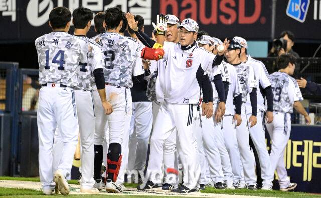 두산 조성환 감독대행과 선수들이 승리 후 기뻐하고 있다 / 잠실 = 유진형 기자 zolong@mydaily.co.kr