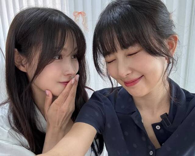 박규리가 슬기를 보고 신기해 하고 있다. / 박규리 소셜미디어 캡처