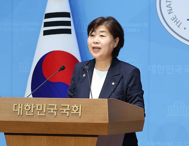 더불어민주당 차기 원내대표 선거에 출마한 서영교 의원이 8일 서울 여의도 국회 소통관에서 현안 관련 기자회견을 열고 발언하고 있다. [연합]