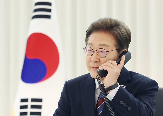 이재명 대통령이 지난 6일 서울 한남동 관저에서 도널드 트럼프 미국 대통령과 전화 통화를 하기 위해 수화기를 들고 있다. [연합]