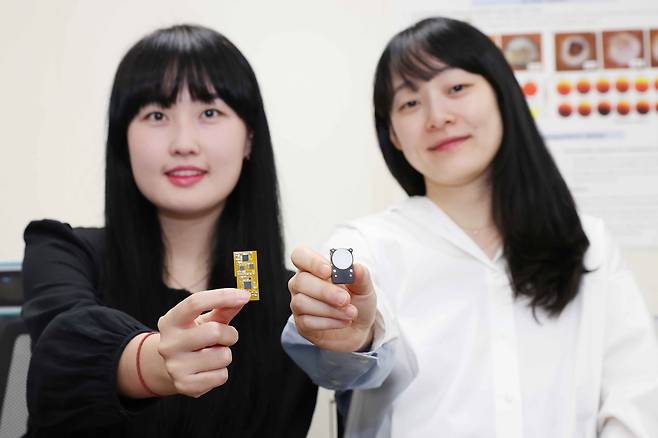 KAIST 전기및전자공학부의 장규림(왼쪽) 석사과정생과 권경하 교수가 개발한 센서를 들어보이고 있다. [KAIST 제공]