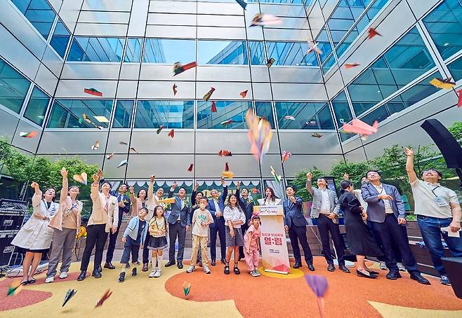 지난달 30일 서울 강남구 삼성서울병원에서 열린 소아청소년센터 그랜드 오프닝 행사에 참석자들이 소아청소년센터의 새로운 시작을 응원하며 종이비행기를 날리고 있다. [시몬스 제공]