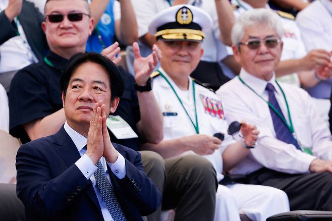 라이칭더 대만 총통이 8일 가오슝 일대에서 실시된 해안경비대 연례 훈련을 지켜본 뒤 박수치고 있다. [로이터]