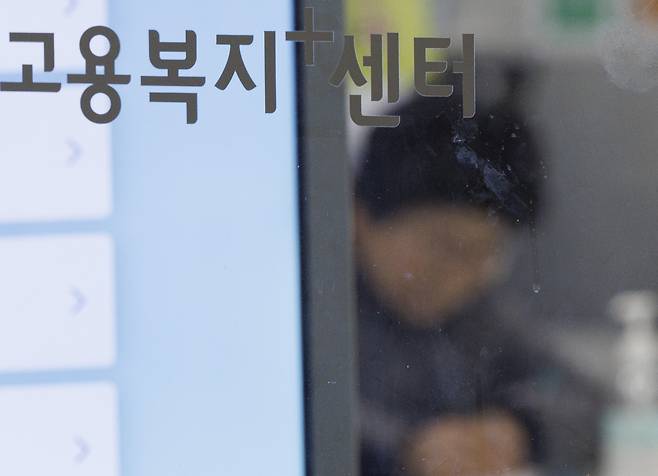 서울의 한 고용복지플러스센터에서 실업급여 관련 상담 신청서를 작성하는 시민 [연합]