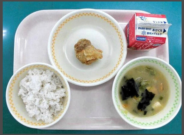 일본 엑스(X, 옛 트위터)에서 논란된 일본 후쿠오카시의 한 초등학교 대상의 급식. 후쿠오카시 학교급식공사 홈페이지에 따르면 해당 식단은 보리밥, 닭튀김 1개, 봄양배추 된장국, 우유였다. 9일 아사히신문에 따르면 최근 쌀 부족 등 일본 내 인플레이션 문제가 심각하면서 지자체에서도 학생들 급식비를 줄이기에 나섰다. [엑스]