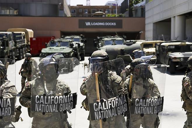 미국 캘리포니아 주방위군이 지난 8일(현지시간) 로스앤젤레스(LA)의 에드워드 R. 로이벌 연방 건물 밖에 집결해 있다. [EPA]