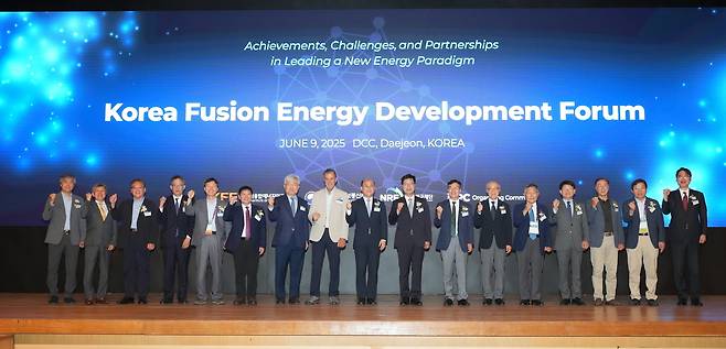 ‘한국 핵융합에너지 개발 포럼’ 주요 참석자들이 기념촬영을 하고 있다.[한국핵융합에너지연구원 제공]