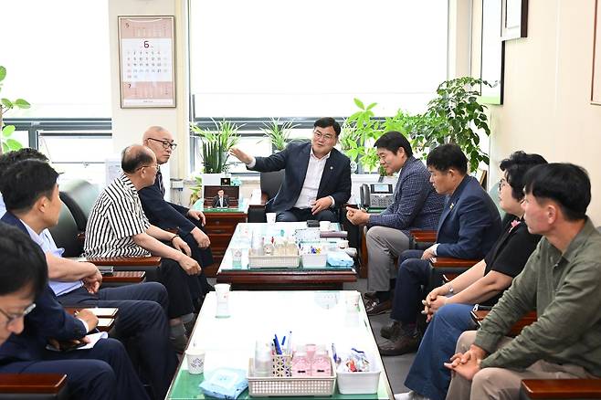 경남도의회 경제환경위가 9일 경남소상공인연합회와 간담회를 개최했다. [경남도의회 제공]
