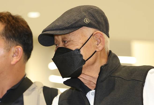 뉴질랜드에 머물던 허재호 전 대주그룹 회장이 27일 인천국제공항 2터미널을 통해 국내로 송환되고 있다.      지난 2014년 광주교도소 노역장에서 일당 5억원으로 합산 30억원의 벌금을 탕감받아 황제 노역 논란에 휩싸이기도 한 허 전 회장은 지인 3명의 명의로 보유한 보험사 주식을 매각하는 과정에서 세금 총 5억650여만원을 내지 않은 혐의를 받는다. <연합뉴스>