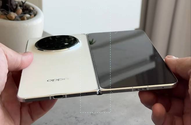 오포의 폴더블 스마트폰 ‘파인드 N5’ [유튜브 ‘EMKWAN REVIEWS’ 갈무리]