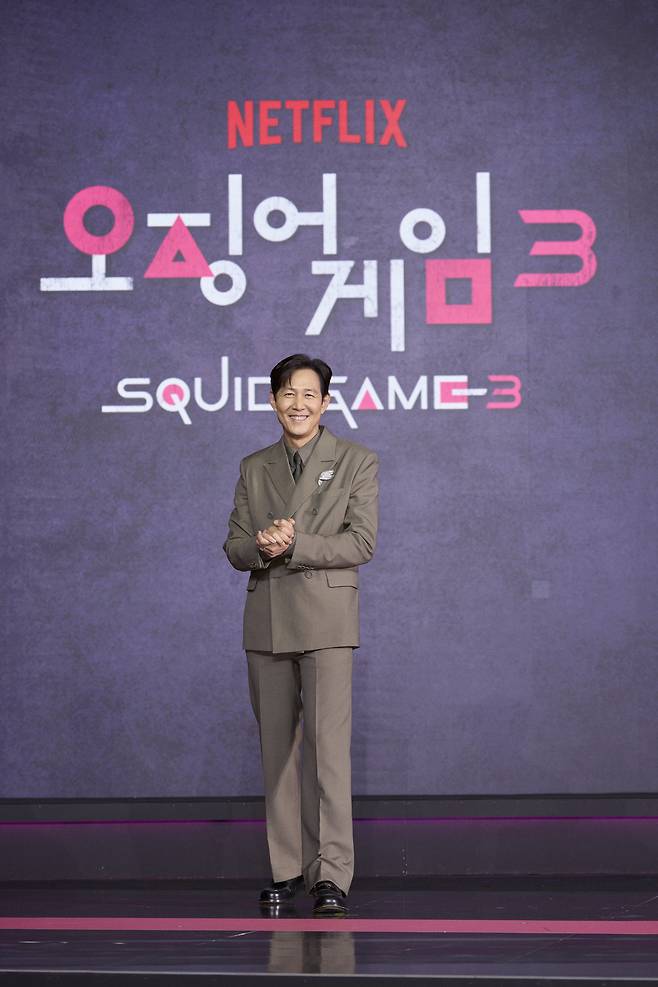 오징어 게임 시즌3 제작발표회에서 배우 이정재가 포즈를 취하고 있다. [넷플릭스 제공]