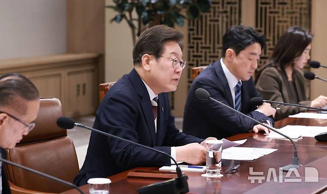 [서울=뉴시스] 최진석 기자 = 이재명 대통령이 4일 서울 용산 대통령실 청사에서 열린 '비상경제점검 태스크포스(TF) 회의'에서 발언하고 있다. (대통령실통신사진기자단) 2025.06.04. myjs@newsis.com