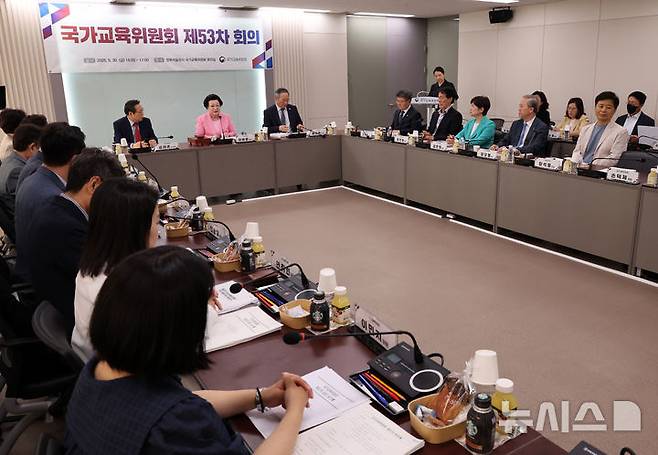 [서울=뉴시스] 배훈식 기자 = 이배용 국가교육위원장이 지난달 30일 오후 서울 종로구 정부서울청사에서 제53차 국가교육위원회 회의를 하고 있는 모습. 2025.05.30. dahora83@newsis.com
