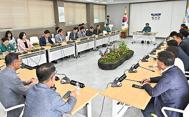 지난 5일 정선군청 소회의실에서 이창우 부군수 주재로 이재명 정부의 국정 방향을 분석하며 이에 맞춘 지역 현안 대응 전략을 공유하는 간부회의가 열리고 있다.(사진=정선군 제공) *재판매 및 DB 금지