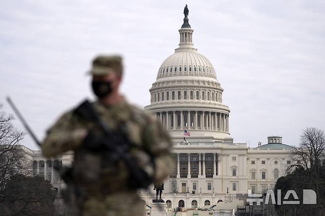 [워싱턴=AP/뉴시스] 트럼프 대통령이 로스앤젤레스 주변 지역에 주방위군 2000명을 파견, 6월 8일 300명이 파라마운트 시내에서 시위대와 대치했다. 사진은 지난 해 11월 5일 대선을 앞두고 폭력사태에 대비해 워싱턴DC 국회의사당에 주방위군이 배치된 모습. 2025.06.09.