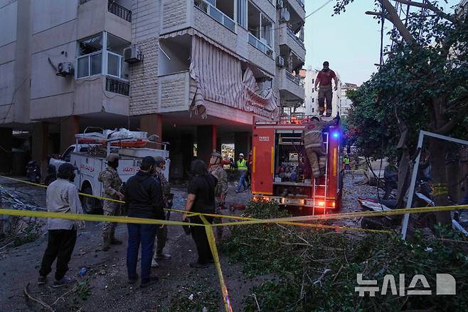 [베이루트=AP/뉴시스]  레바논 베이루트 남부 교외 다히예에서 4월 27일 민방위대원과 군인들이 이스라엘 공습으로 파괴된 현장을 정리하고 있다. 이스라엘군(IDF)은 헤즈볼라가 지난해 11월 체결된 휴전 합의를 위반했다며 공습을 계속했다 . 2025.06.09.