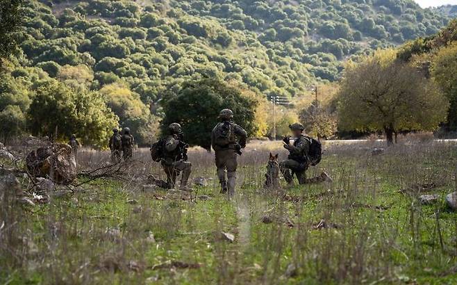 [서울=뉴시스]이스라엘 제 769 '히람' 지역연대 소속 병사들이 올해 1월 중 레바논 남부에서 작전하는 장면. (출처=이스라엘 방위군) 2025.06.09.  *재판매 및 DB 금지