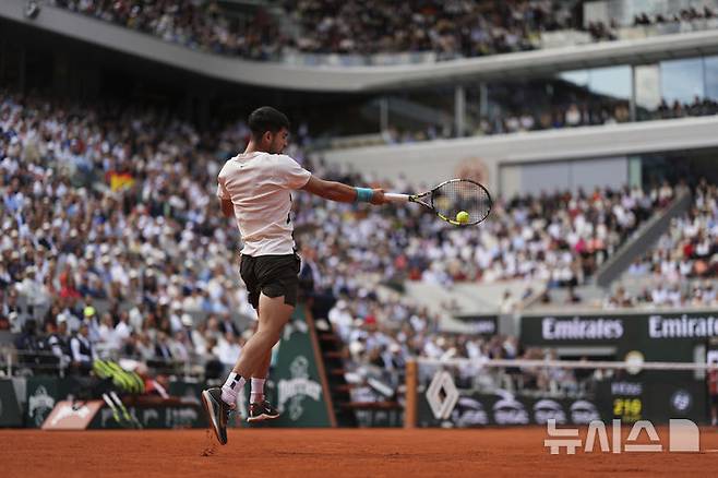 [파리=AP/뉴시스] 카를로스 알카라스(2위·스페인)가 8일(현지 시간) 프랑스 파리 롤랑가로스에서 열린 프랑스오픈 남자 단식 결승전에서 얀니크 신네르(1위·이탈리아)와 경기하고 있다. 알카라스는 신네르와 5시간 29분 대접전 끝에 3-2(4-6 6-7 6-4 7-6 7-6) 역전승을 거두고 대회 2연패를 달성했다. 2025.06.09.
