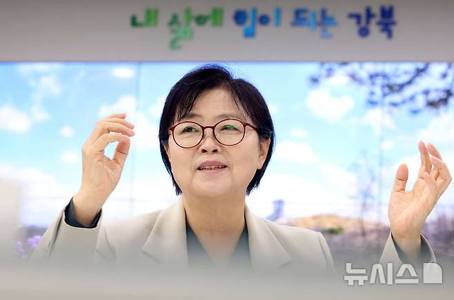 [서울=뉴시스] 홍효식 기자 = 이순희 강북구청장이 지난달 28일 서울 강북구청 집무실에서 뉴시스와 인터뷰하고 있다. 2025.06.09. yesphoto@newsis.com