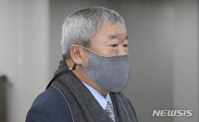 [서울=뉴시스]최진석 기자 = 구본능 희성그룹 회장이 24일 서울 서초구 서울고등법원에서 열린 총수일가 간 주식거래를 은폐해 양도소득세를 탈루한 특정범죄 가중처벌법상 조세 혐의 관련 항소심 선고 공판을 마친 뒤 이동하고 있다. 2020.12.24. myjs@newsis.com