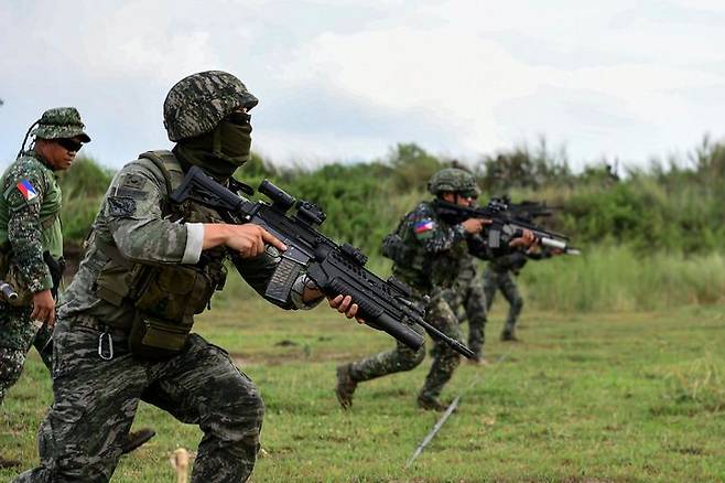 [서울=뉴시스] 해병대는 지난달 26일부터 6월 6일까지 필리핀 루손·팔라완 섬 등지에서 실시한 '2025 카만닥(KAMANDAG) 훈련'에 참가했다고 9일 밝혔다.카만닥 훈련은 미국과 필리핀 해병대가 우방국 간 협력을 통해 대테러 역량 강화와 연안방어 및 전투기술 배양을 위해 2017년부터 실시하고 있는 다국적 연합훈련이다. 사진은 카만닥 훈련에 참가한 해병대 장병들이 5월 28일 필리핀 루손섬 일대에서 필리핀 해병대와 소부대 전술훈련(기동사격술)을 하고 있다. (사진=해병대사령부 제공) 2025.06.09. photo@newsis.com *재판매 및 DB 금지