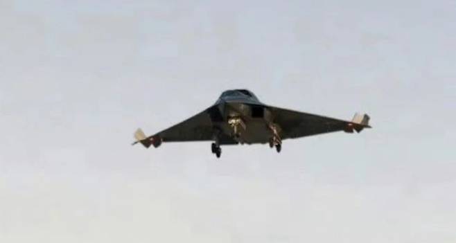 [서울=뉴시스]중국이 개발 중인 6세대 전투기로 추정되는 전투기의 새로운 사진이 공개되면서 해당 기체의 성능과 역할에 대한 전문가들의 평가가 잇따르고 있다. 소셜미디어에서 확산되는 6세대기 J-36으로 추정되는 기체의 모습.<사진출처: 웨이보> 2025.06.09