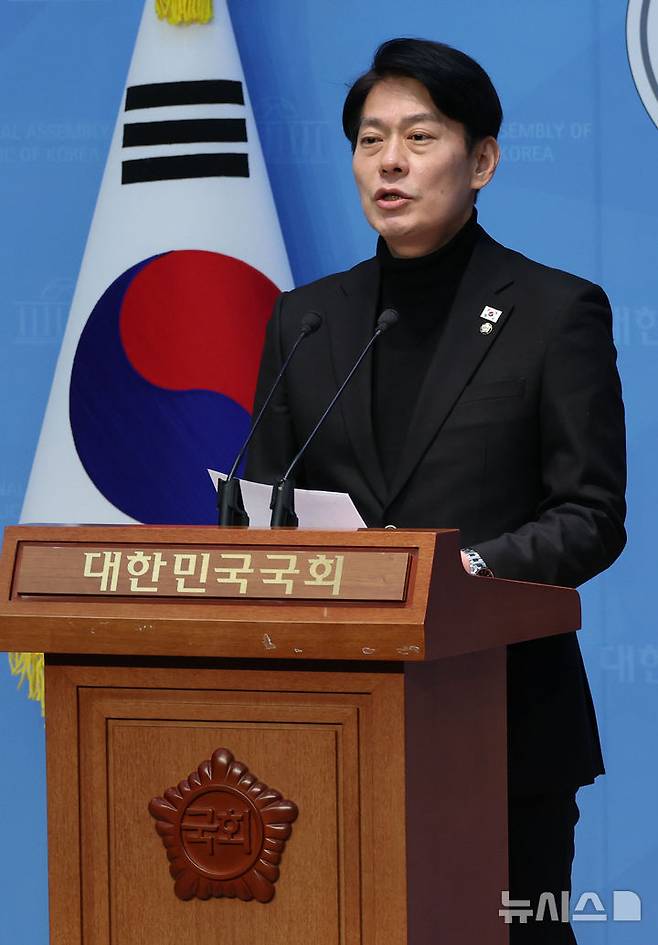 [서울=뉴시스] 권창회 기자 = 한민수 더불어민주당 대변인이 9일 오전 서울 여의도 국회 소통관에서 국민의힘 제1야당 대표 전담 특위 및 이진우·여인형 접견 관련 브리핑을 하고 있다. 2025.02.09. kch0523@newsis.com